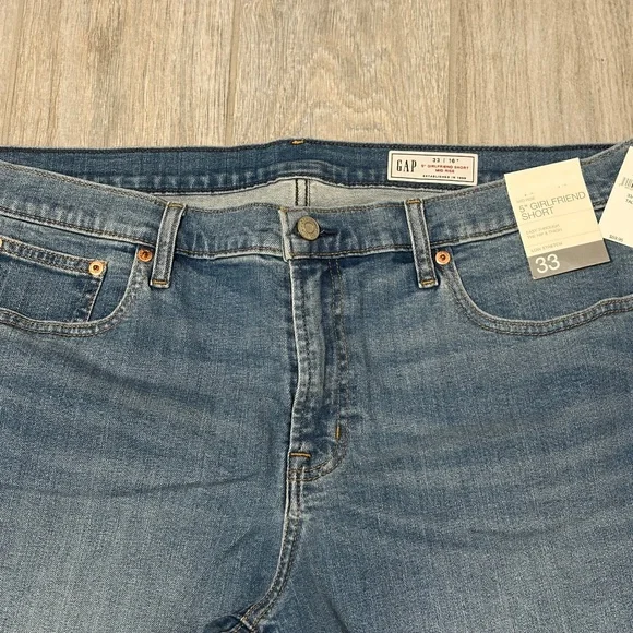 NWT! Women's Gap Mid Rise - 5" Girlfriend Jean Shorts - 16 Tall - Picture 2 of 7